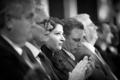 Am 6. Dezember 2017 fand der Innovation in Politics Awards 2017 im Rathaus statt. Im Bild Sozialminister Alois St&ouml;ger (2.v.l.) mit Staatssekret&auml;rin Muna Duzdar (m.).